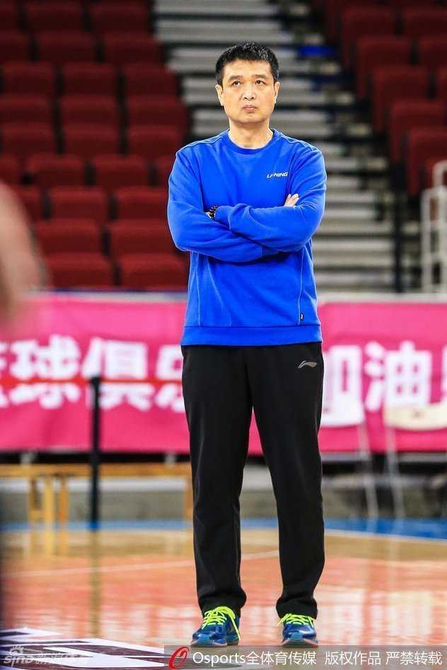 孙悦在进行投篮热身，脸上洋溢着自信轻松的笑容，状态看起来很好。