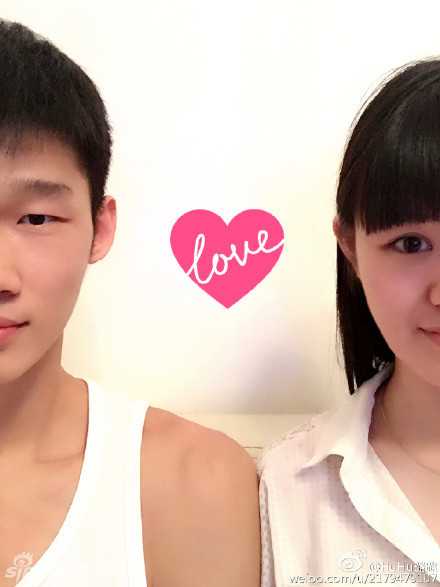 画面中的两人身处古色古香的回廊中，胡金秋身穿简洁的T恤，王璐则是一袭白色长裙，两人相视而笑，仿佛整个世界都安静了下来。