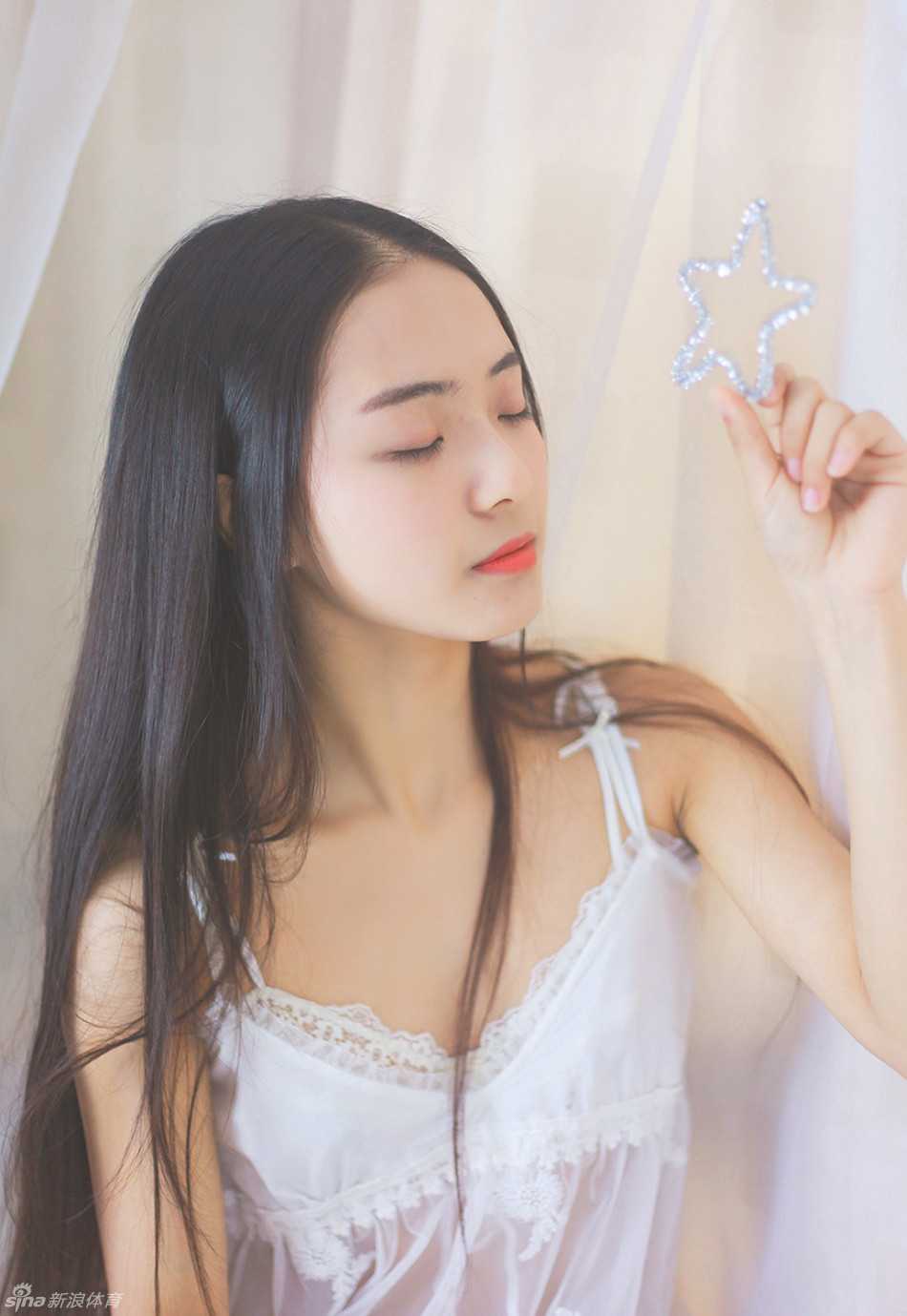 女子怀抱一只慵懒的猫咪，唇角扬起温柔浅笑，轻纱裙摆与猫咪柔软的毛发相映成趣，眼神里盛满无尽的宠溺与安宁