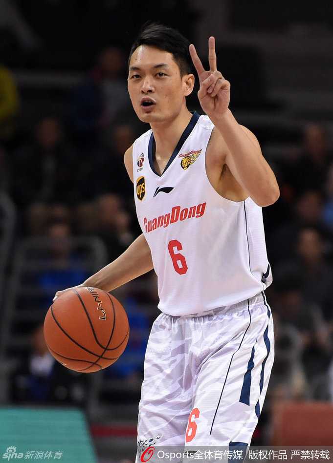 尽管比分落后，局势严峻，但陈江华依然沉着冷静地运球过半场，他的手势指挥着队友们进行最后的战术跑位。