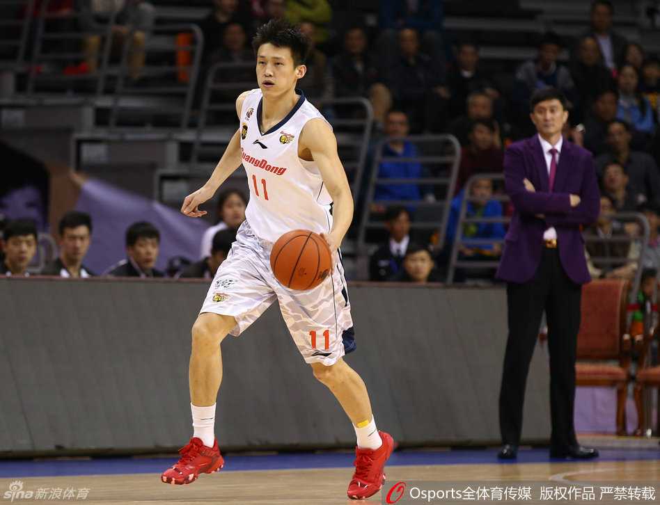 易建联在对手严密包夹下强行起跳，以一记势大力沉的单手劈扣终结进攻，整个篮筐都在他的怒火下颤抖。