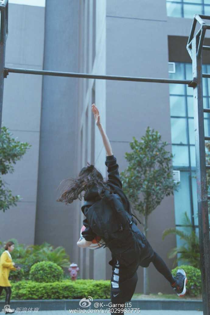 赛场上的她眼神专注，虚晃一枪后轻盈拉杆，身体在空中划出优美的弧线，篮球应声入网