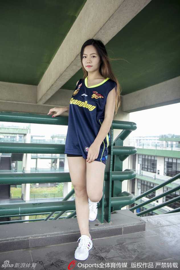 萌妹在户外阶梯上侧身回眸，身后的冬日景色略显萧瑟，但她脸上的笑容却如同宏远主场般温暖人心。