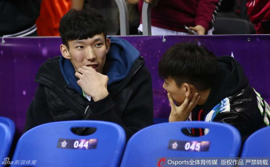 外援迪奥古在热身时表情专注，这位内线猛将也将参加三分大赛，此刻他正稳稳出手，篮球在空中划出一道优美的弧线，场边观众的目光都被这记投篮吸引。