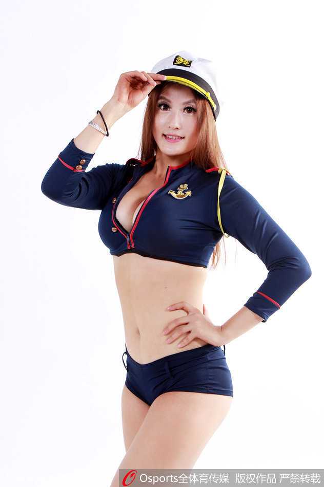 镜头前的宝贝展现出完美的侧身曲线，紧身的表演服勾勒出运动员般健美的身材，她正随著动感音乐摆动，仿佛在用肢体语言诉说着对宏远队支持的热情。