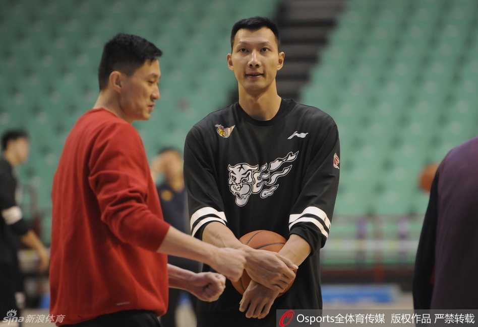 主教练杜锋亲自上阵，在训练中为易建联面授机宜，他用手比划着战术跑位，眼神中充满了对这位核心弟子的信任与期待。