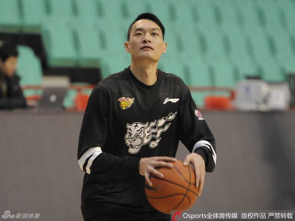 “华仔”陈江华正在底角进行投篮训练，身形依旧灵动矫健，尽管岁月流转，但他出手的那份果敢与柔和，依旧是宏远后场最可靠的利器。