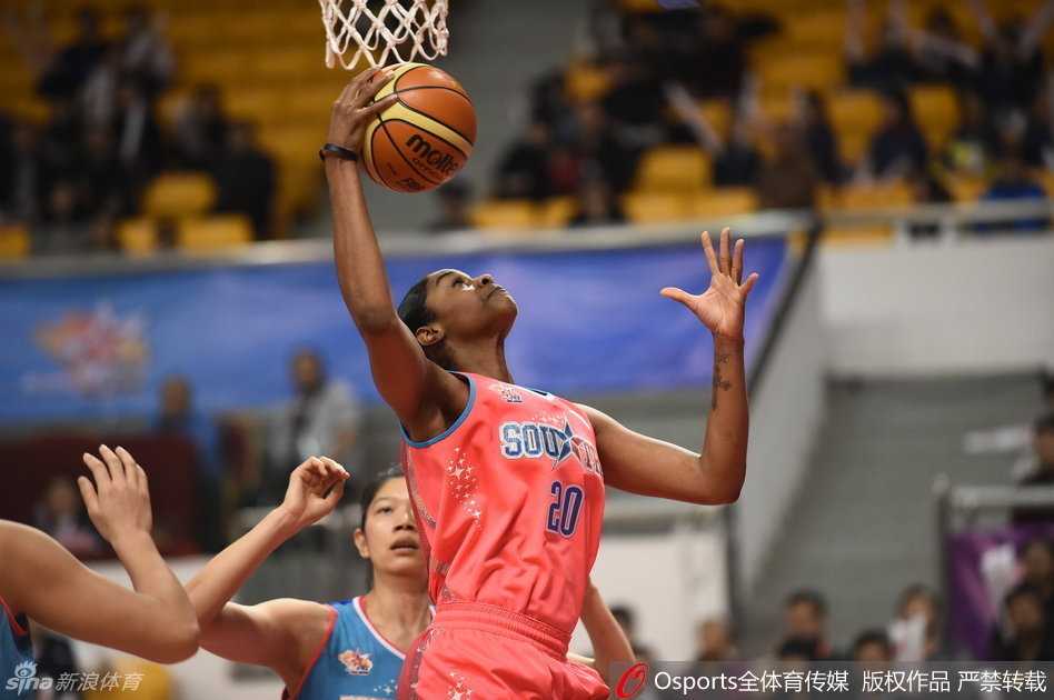 黄红玭张开双臂，像守护神一样挡在帕克面前，眼神专注，毫不畏惧这位强力外援的冲击。