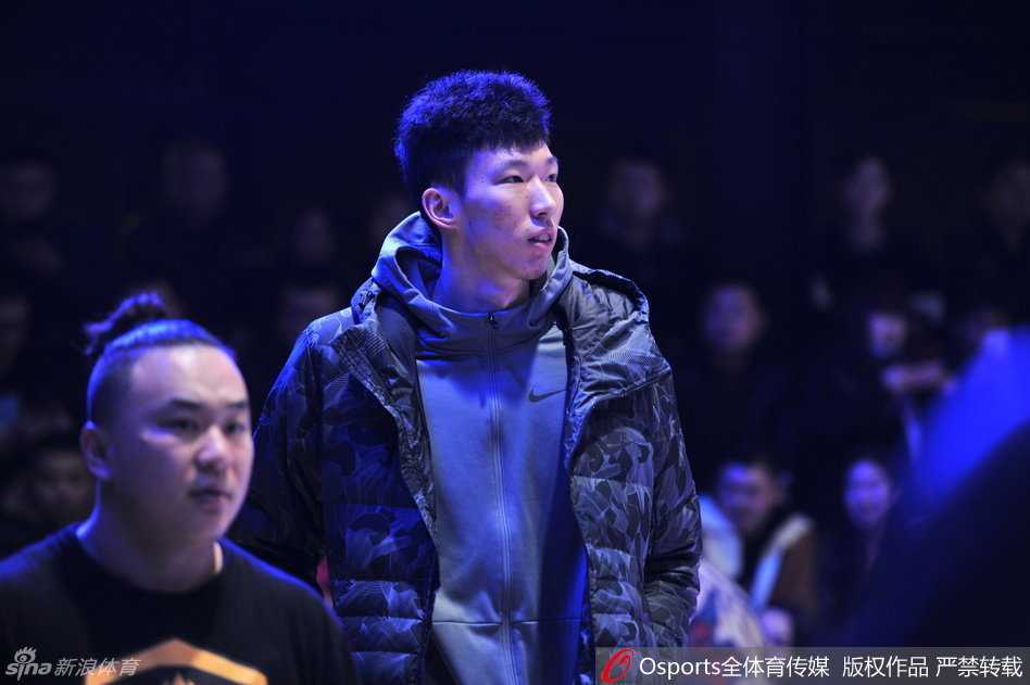 周琦面带微笑步入开幕式现场，身披羽绒服仍难掩修长身形，球迷纷纷举起手机捕捉这位中国男篮未来之星的风采