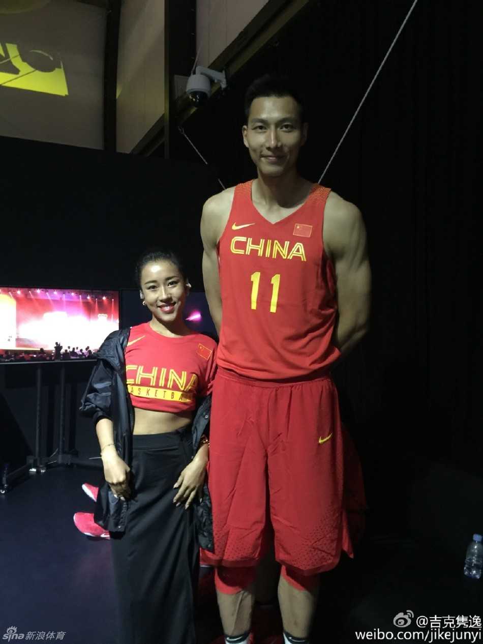 在活动现场，吉克隽逸小鸟依人般地站在易建联身旁，身高差形成的萌感与两人共同为中国队加油的坚定神情形成了温暖对比。