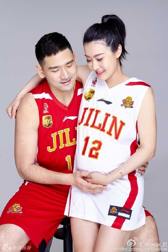 王然迪身穿吉林东北虎队宽松球衣，手抚圆润孕肚，对着镜头露出俏皮甜美的笑容，幸福满溢。