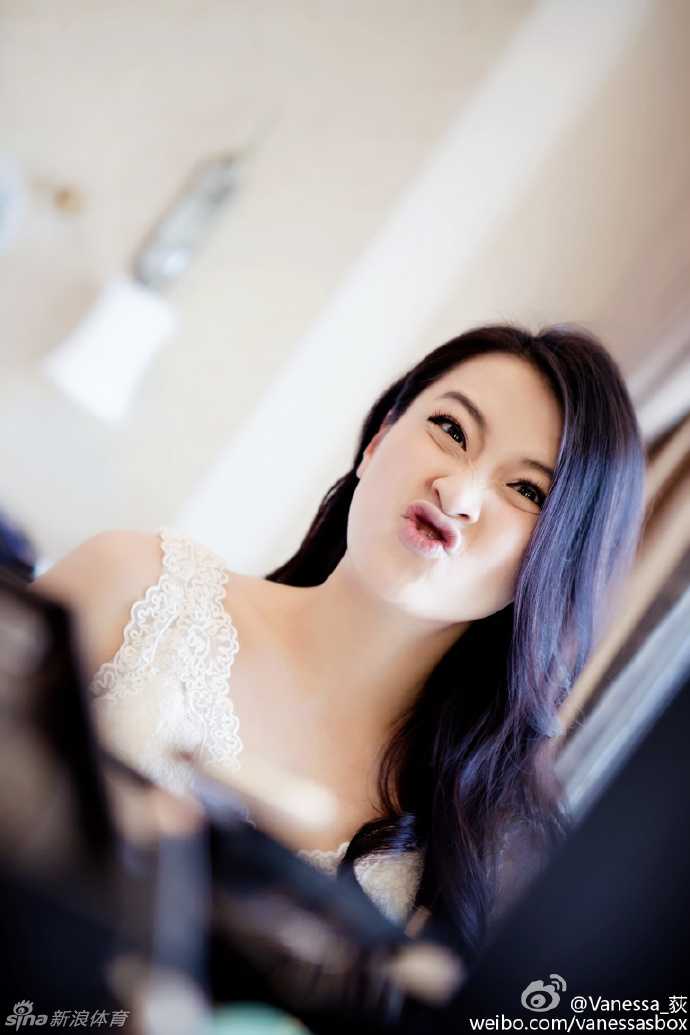 钟诚温柔地将手搭在妻子肩上，两人在镜头前相视而笑，这一刻没有篮球场上的喧嚣，只有属于彼此的岁月静好。