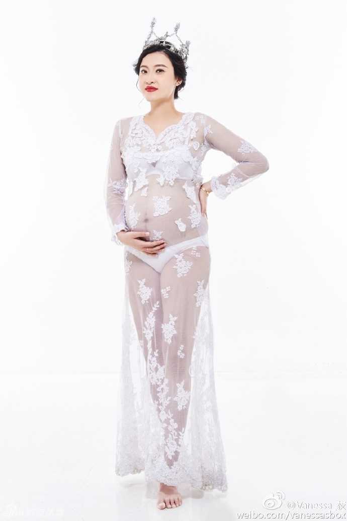 特写镜头下，王然迪双手轻捧孕肚，眼神中流露出对未来宝宝无限的憧憬与深情，画面唯美而宁静。