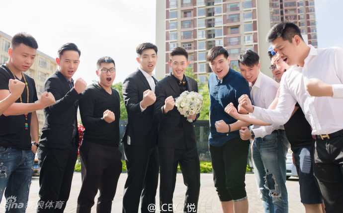 新郎新娘在婚礼舞台上深情拥吻，背景是璀璨的灯光和浪漫的花艺装饰，将这一刻的甜蜜永远定格