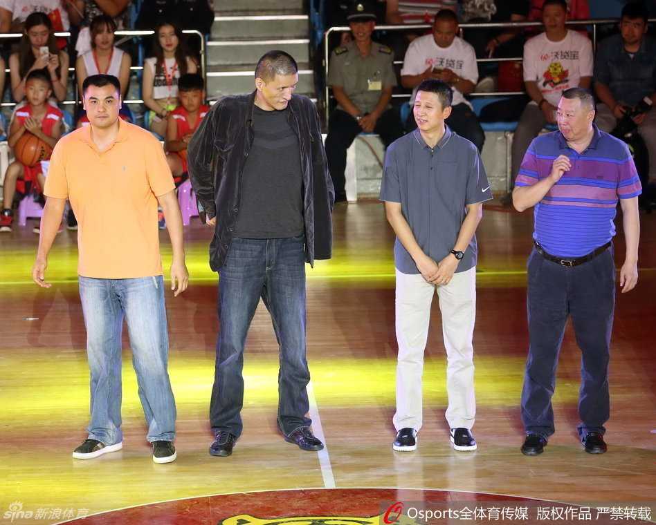 宫鲁鸣指导在活动现场神情专注，作为中国篮球的重要人物，他与恩师蒋兴权的再次相聚，见证了师徒二人对中国篮球数十年的坚守与付出