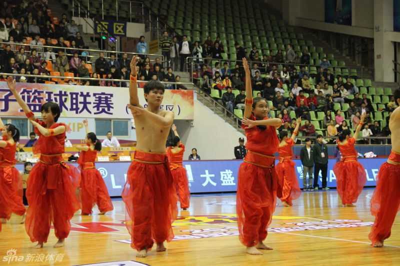 表演结束后，全场观众自发起立，为这些特殊的演员们竖起大拇指，孩子们激动地拥抱在一起，用手语互相表达着喜悦和感谢，场面温馨感人。