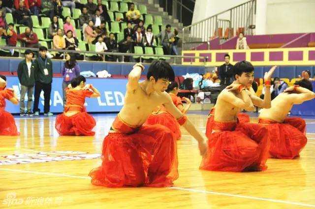 中场休息时，东莞启智学校的同学们再次登台，表演舞蹈《鼓韵》，十五名聋哑学生手持中国古典扇子，在无声的世界里与背景鼓点完美融合，舞姿优美而整齐。