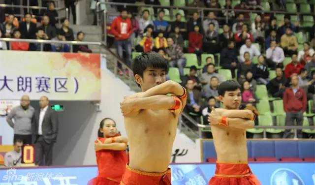 特写镜头中，少年额头渗出细密的汗珠，他全神贯注地盯着前方老师的指挥手势，双手紧握鼓槌，正准备发起下一次猛烈的敲击。