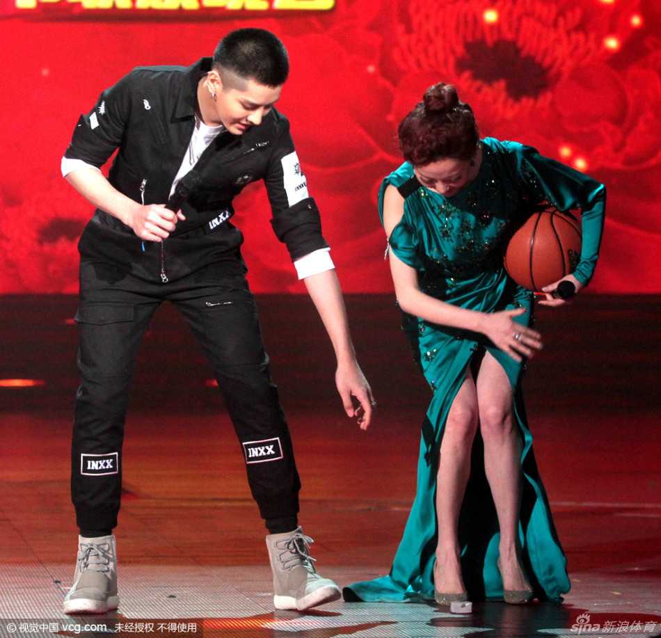 录制过程中吴亦凡擦汗小憩，高强度的篮球话题讨论让他仿佛重回赛场