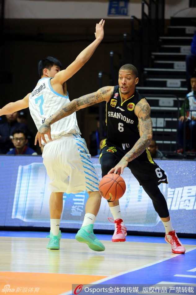 李根利用强壮的身体背身单打防守球员，他像一辆重型坦克般碾向禁区，尽管对手奋力抵抗，但依然无法阻挡他上篮的步伐。