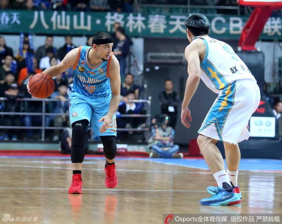 大魔王只手遮天！周琦高高跃起，长臂舒展，一记结结实实的排球大帽将对方的上篮扇飞，防守震慑力十足。