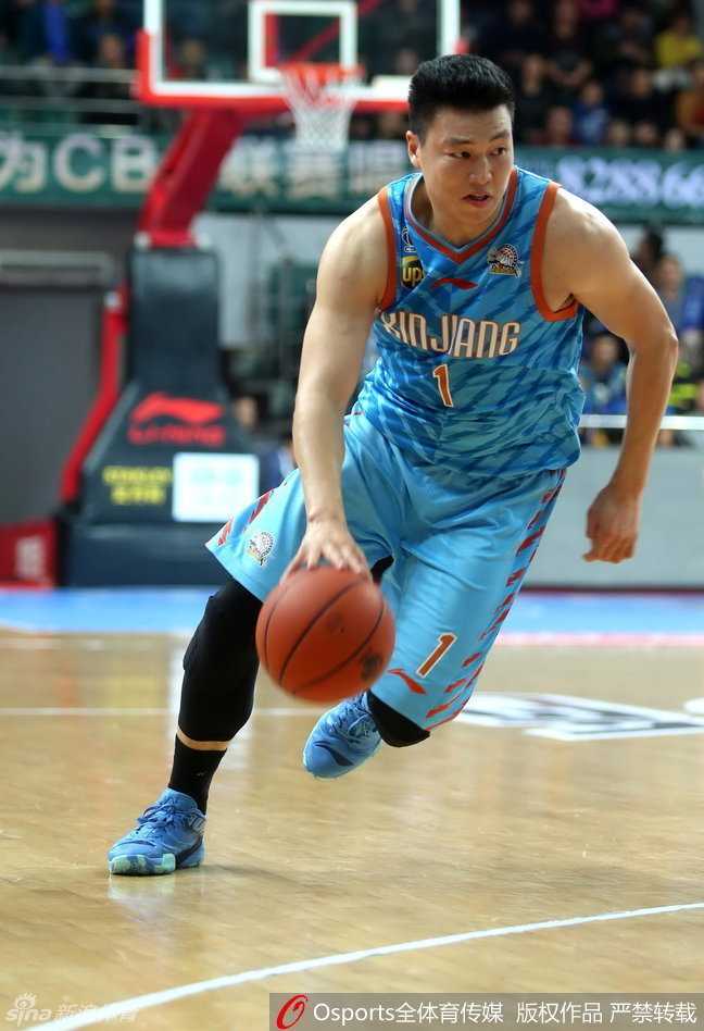 周琦持球推进上演一条龙，面对三人合围毫无惧色，以一敌三强行突破，展现大个子中罕见的运球技巧。