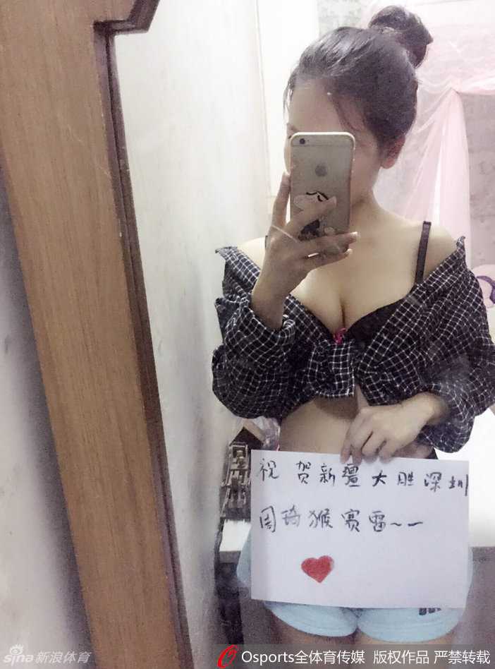 看到球队大比分领先，这位靓丽的女球迷对着镜头比出胜利的手势，脸上洋溢着得意与自豪的笑容，仿佛在向全世界宣告：这就是我们不可战胜的新疆队。