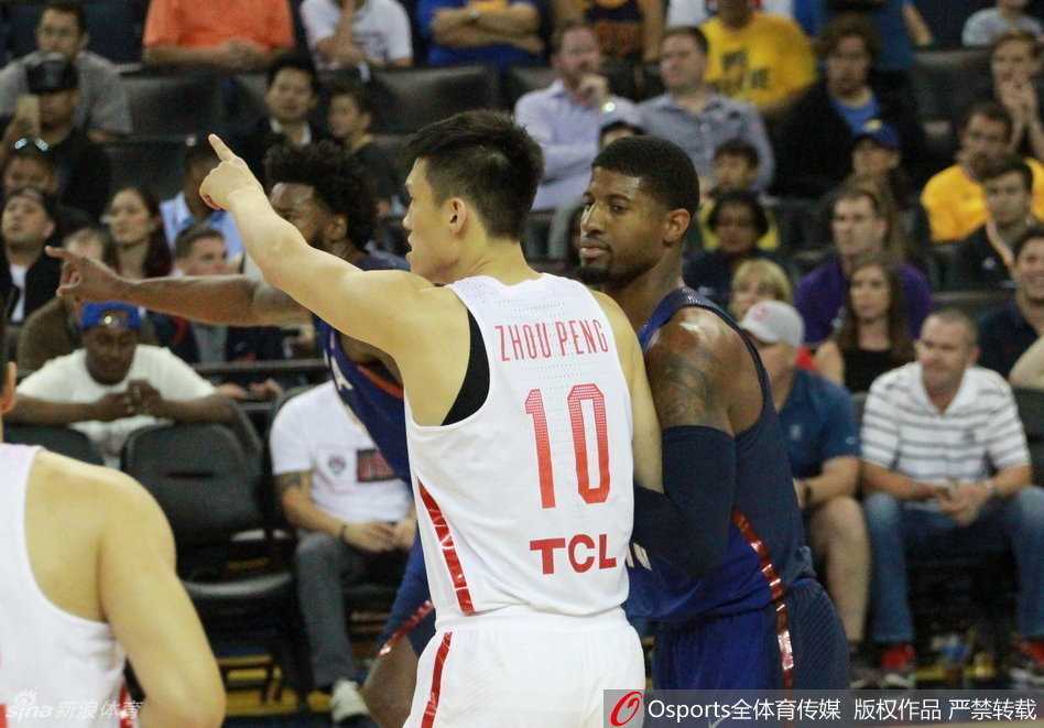 郭艾伦持球面对防守，眼神坚定地观察队友跑位，准备利用速度撕开对手的防线。