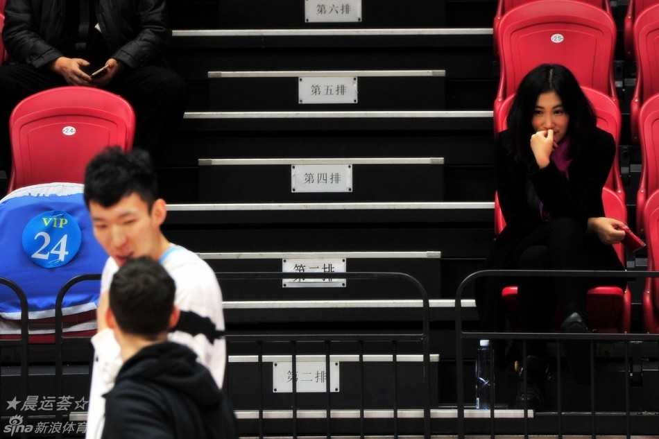 周琦女友王欣怡现身新疆主场看台，她一袭休闲装扮，目光温柔地凝视着远处正在热身的周琦，眼神中满是骄傲与专注。