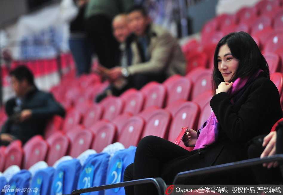 王欣怡专注地看着场内局势，嘴角微微上扬，露出一丝俏皮的笑意。此时新疆队正掌控着场上节奏，她的心情也显得格外放松。