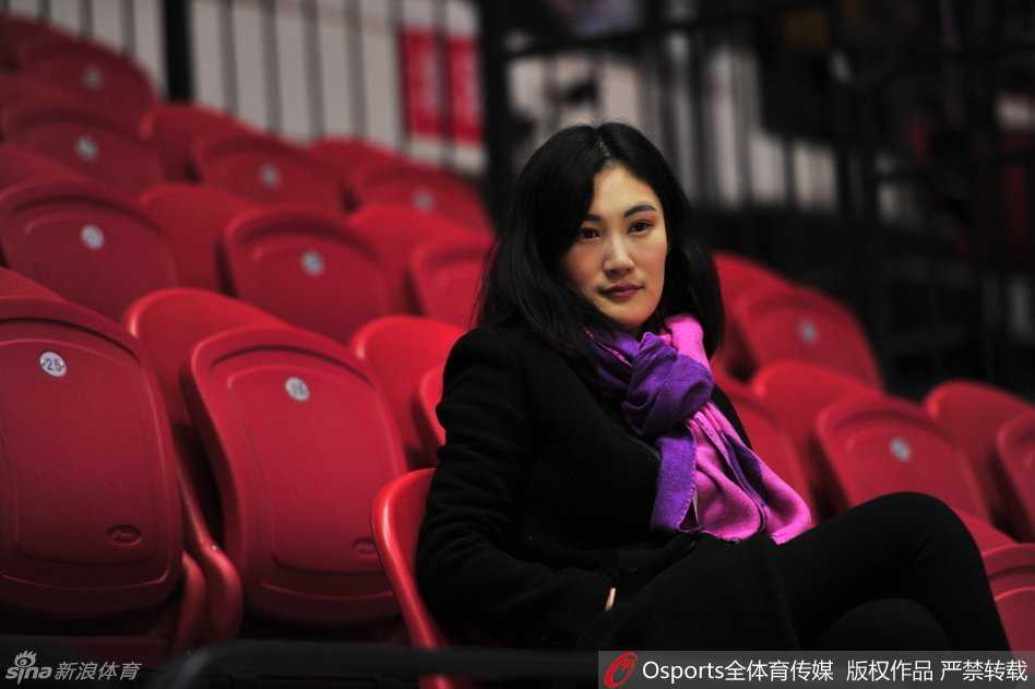 起身离开看台时，王欣怡的心情看起来非常不错，她面带微笑，步履轻盈。新疆队大比分领先，她的心情也如这胜利的比分一样美丽。