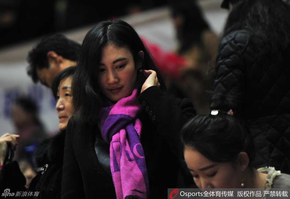 王欣怡在场边笑靥如花，眼神明亮。这一刻，她不仅是周琦的女友，更是他篮球世界里最温暖的港湾和最美的风景。