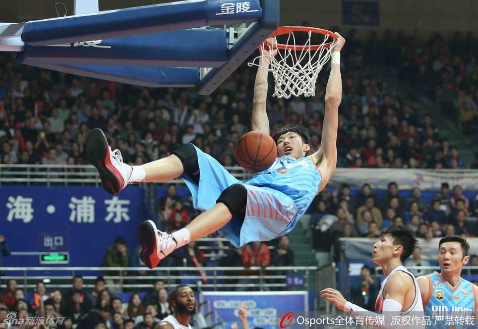 古德洛克借助队友扎实的挡拆，试图摆脱贴身紧逼的刘炜，他眼神坚定寻找着传球的缝隙。