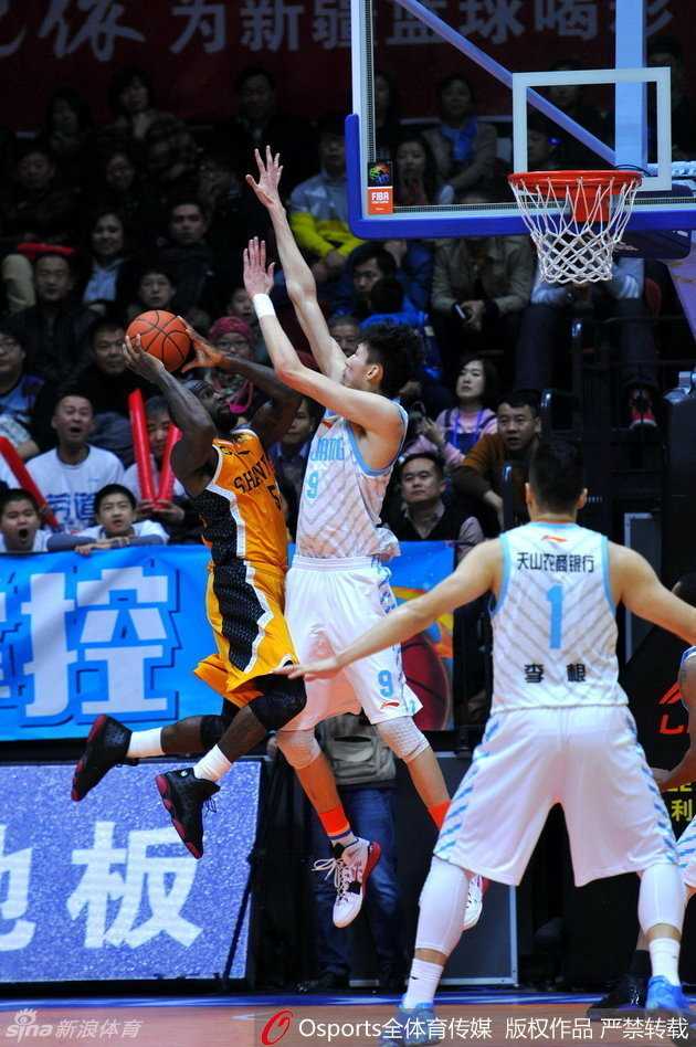 山西外援琼斯如旋风般快速突破新疆队的多人防线，准备上篮得分
