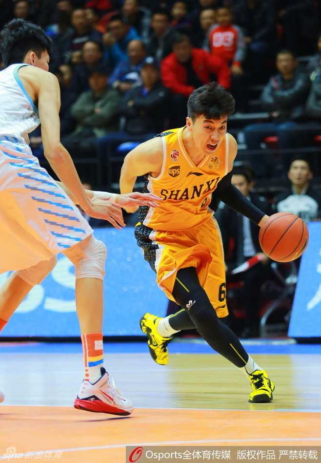 曾令旭面对贴身防守，坚决带球从人缝中强行突破，杀向内线