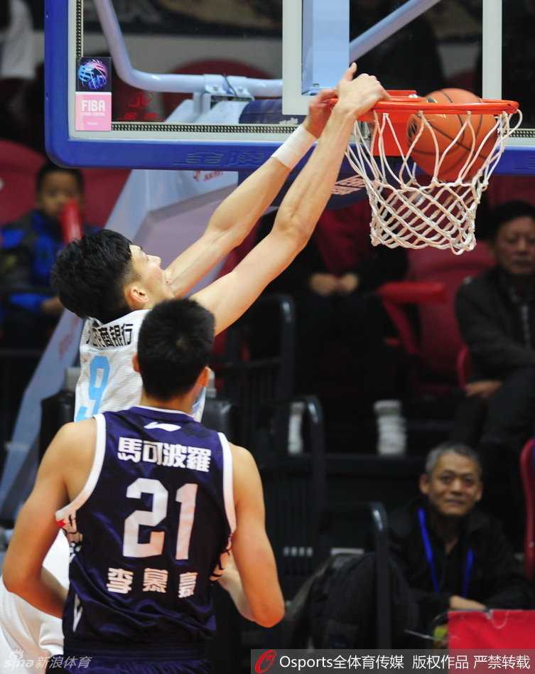 周琦力压李慕豪完成惊天灌篮，眼神中充满杀气