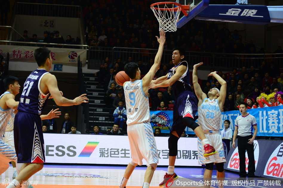 布莱切无奈摊手，对手的强硬防守让他略显疲惫