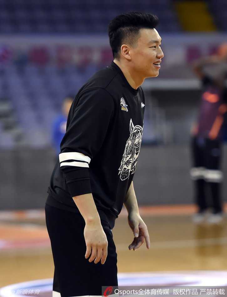 安德雷·布拉切脸上笑逐颜开，心情大好的他似乎在训练中找到了乐趣，即使天气寒冷也挡不住他的笑容。