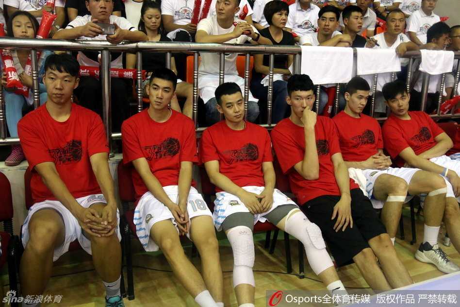 场边休息时刻，新疆队夺冠功臣李根与外援布拉切坐在一起轻松交谈，两人表情惬意，显示出球队内部融洽的氛围和充分的自信。