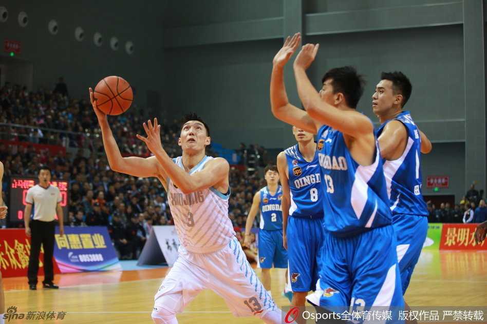 周琦运球一步过掉防守球员，身形舒展地杀向内线，眼神坚定地望向篮筐，准备完成一记势在必得的突破上篮。