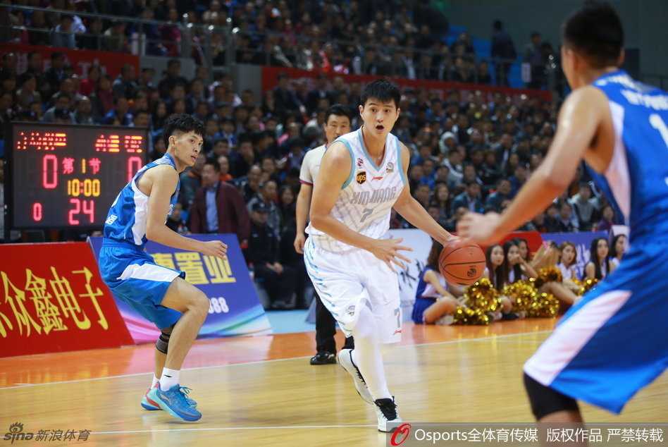 面对青岛队两人起跳的遮天封盖，周琦在空中身体略微后仰，试图用一记抛射躲过防守。