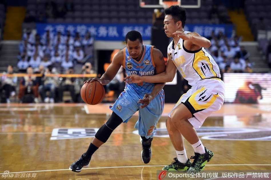 周琦高高跃起完成暴力灌篮，他的身体在空中完全舒展，展现出惊人的天赋和爆发力。