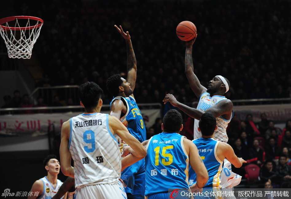 布莱切在进攻端遭遇迎头大帽，落地后一脸无辜地向裁判摊手抱怨，仿佛在说这球哪有犯规。