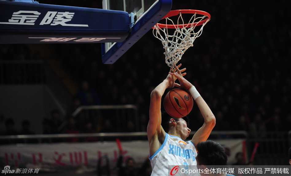 刘炜老将持球突破，在行进间突然起跳，以一记骑马射箭的姿势将球稳稳送入篮筐，尽显扎实基本功。