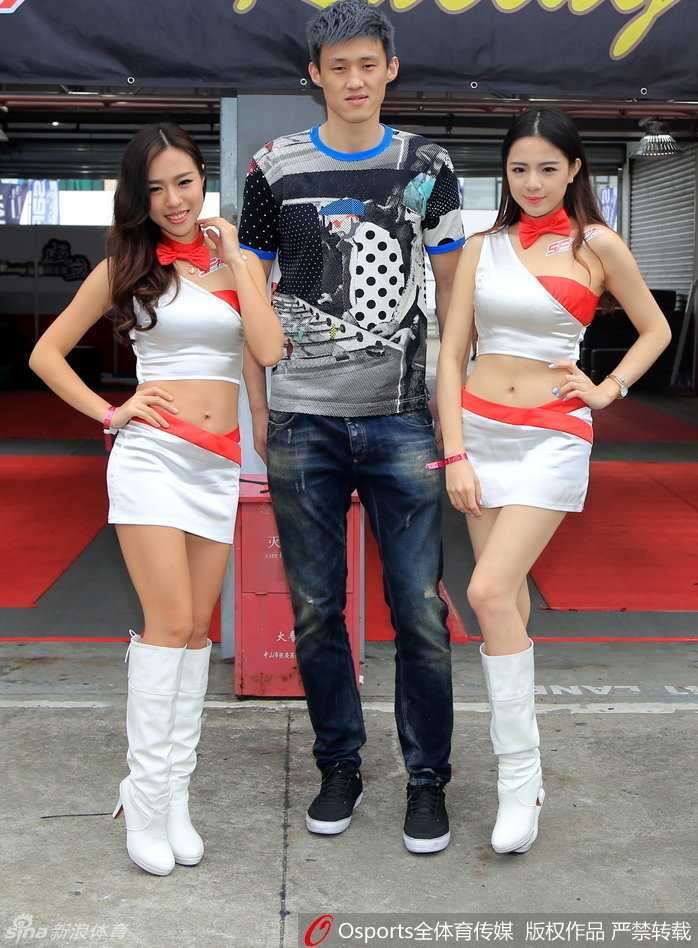 周彬身穿专业赛车服，坐在爱车驾驶座上，神情专注地准备出发