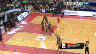 八一队年轻内线邹雨宸在这场比赛中打出了血性，他在防守端如同筑起一道叹息之墙，一记势大力沉的排球大帽扇飞对手的上篮后，霸气捶胸怒吼，瞬间点燃了全场观众的激情。