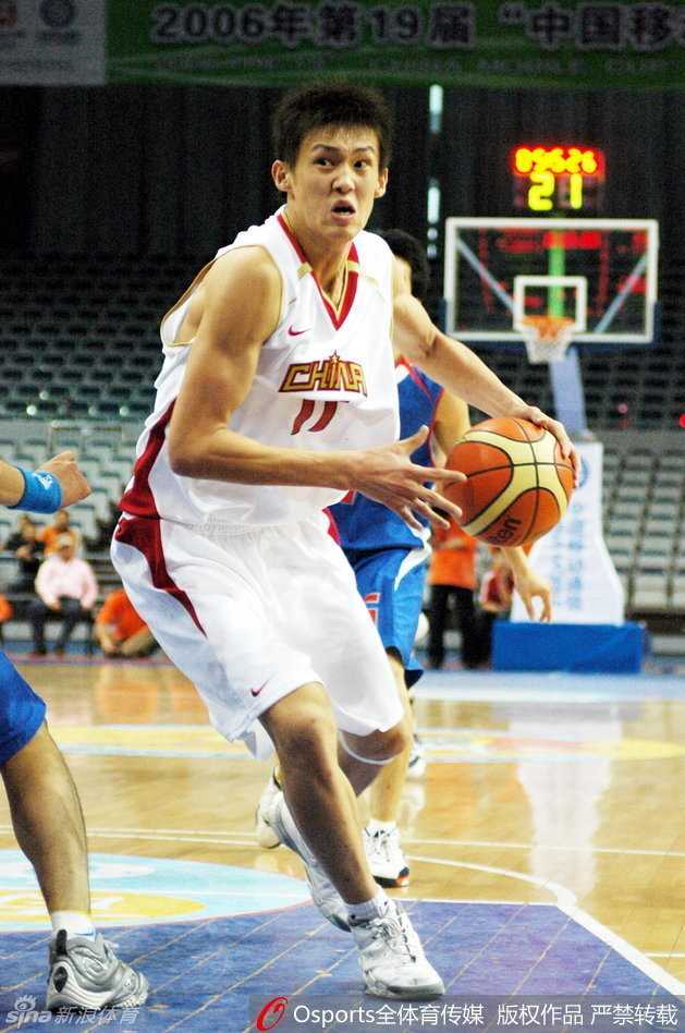 身披国家队战袍的周鹏在奏国歌仪式上神情肃穆，右手放在胸前，尽显老将的担当