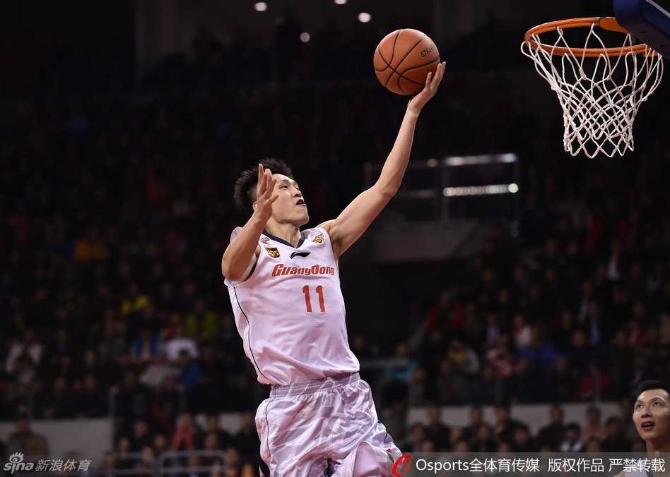 少年周鹏在丹东体校训练时，眼神中透露出对未来的无限憧憬与坚定