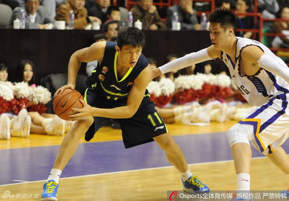 身披宏远战袍的少年周鹏在青年联赛中突破上篮，身形灵动，意气风发