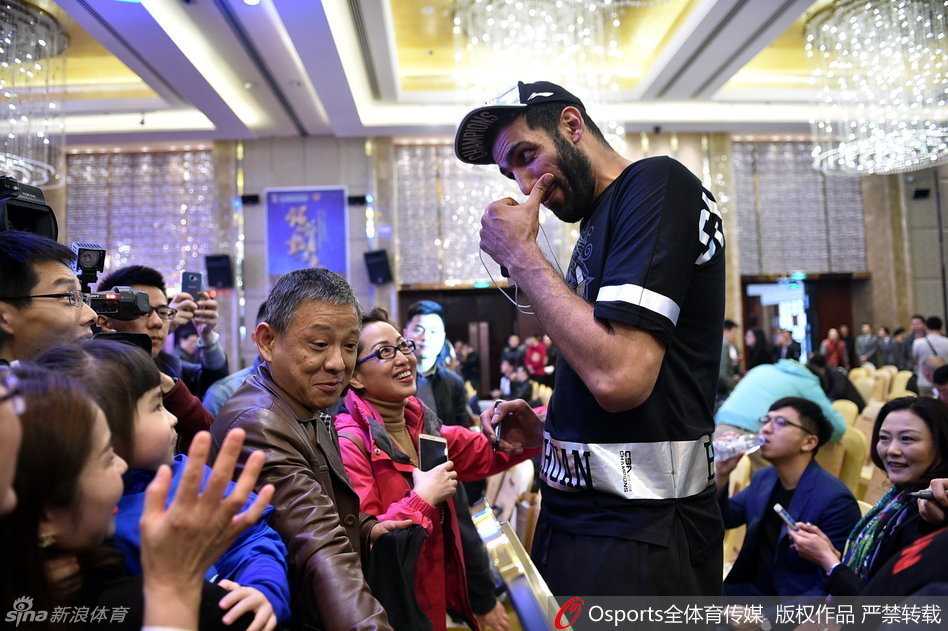 高大的伊朗中锋哈达迪摆出一个俏皮的拍照姿势，虽然身材庞大但动作却格外灵活，搞怪的表情引得现场快门声不断，展现了他赛场外的幽默感。